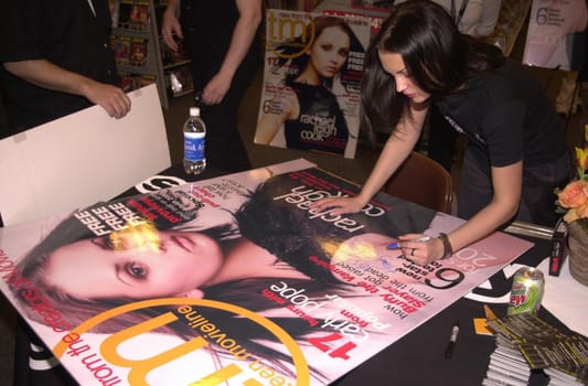 Rachael Leigh Cook at Sam Goody in Santa Monica to autograph the first copy of "Teen Movieline" which features her on the cover, 02-05-00