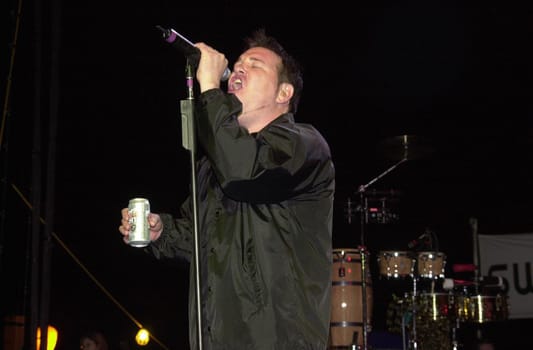 Steve Harwell of Smashmouth at the Swatch Wave Tour surf competition and rock concert at the Queen Mary in Long Beach, 02-02-00