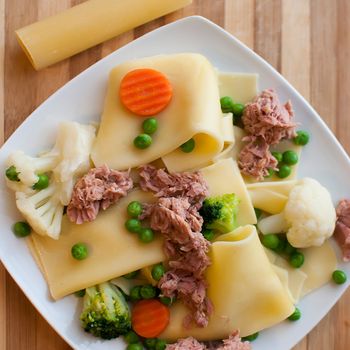 pasta Cannelloni with fresh vegetables and tuna