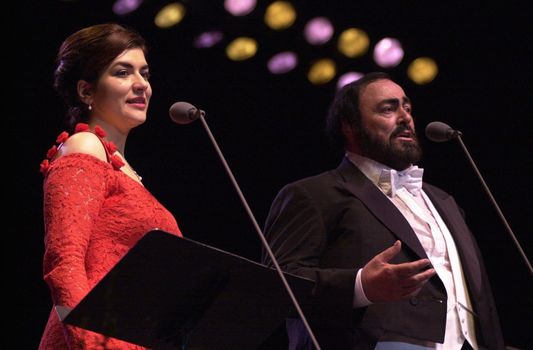 Luciano Pavarotti and Annalisa Raspagliosi at the Forum performing in Concert, 02-11-00