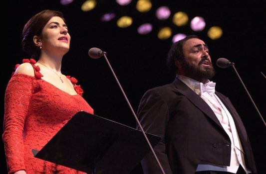 Luciano Pavarotti and Annalisa Raspagliosi at the Forum performing in Concert, 02-11-00