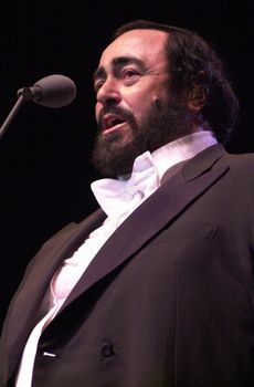 Luciano Pavarotti at the Forum performing in Concert, 02-11-00