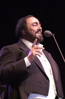 Luciano Pavarotti at the Forum performing in Concert, 02-11-00