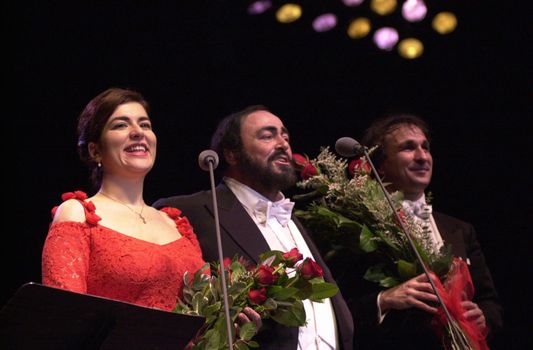 Luciano Pavarotti and Annalisa Raspagliosi at the Forum performing in Concert, 02-11-00