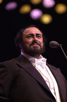 Luciano Pavarotti at the Forum performing in Concert, 02-11-00
