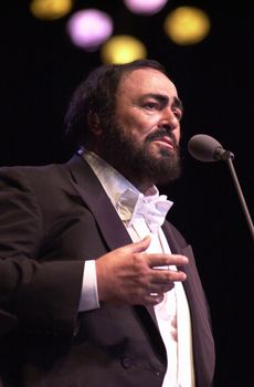 Luciano Pavarotti at the Forum performing in Concert, 02-11-00