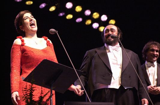 Luciano Pavarotti and Annalisa Raspagliosi at the Forum performing in Concert, 02-11-00