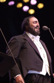 Luciano Pavarotti at the Forum performing in Concert, 02-11-00