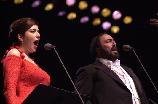 Luciano Pavarotti and Annalisa Raspagliosi at the Forum performing in Concert, 02-11-00