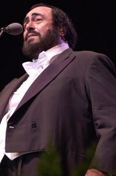 Luciano Pavarotti at the Forum performing in Concert, 02-11-00