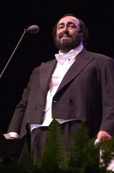 Luciano Pavarotti at the Forum performing in Concert, 02-11-00