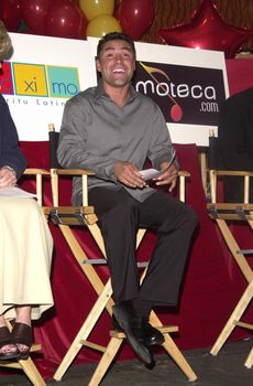 Oscar De La Hoya makes an appearance in Hollywood for McDonalds & "Lo Maximo de la Musica Latin" 07-11-00