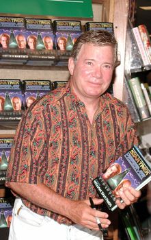 William Shatner at Brentanos Bookstore in the Beverly Center to sign copies of "STAR TREK; PRESERVER," Beverly Hills, 07-31-00