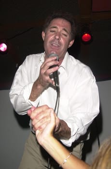 Barry Williams Barry Williams Barry Williams performs Brady Bunch hits and other tunes in Santa Monica. 07-13-00