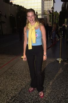 Amy Smart at Heal the Bay's "Bring Back The Beach" benefit to help clean up L.A.'s beaches. Beverly Hills, 06-14-00