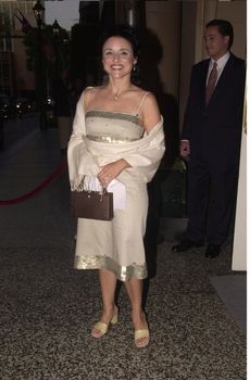 Julia Louis-Dreyfus at Heal the Bay's "Bring Back The Beach" benefit to help clean up L.A.'s beaches. Beverly Hills, 06-14-00