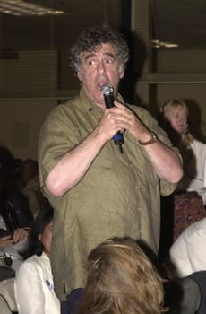 Elliot Gould at a meeting of SAG and AFTRA where members showed their support for the strike against the advertising industry. Sag/Aftra headquarters, 06-13-00
