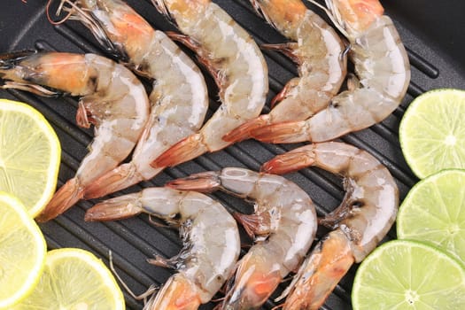 Fresh prawns with lemon slices.