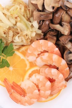 Shrimps and champignons with lemon slices.