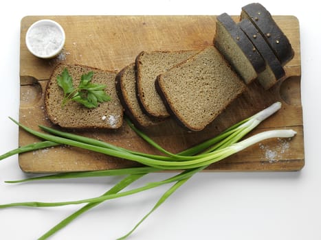 sliced rye bread with green onion and salt

