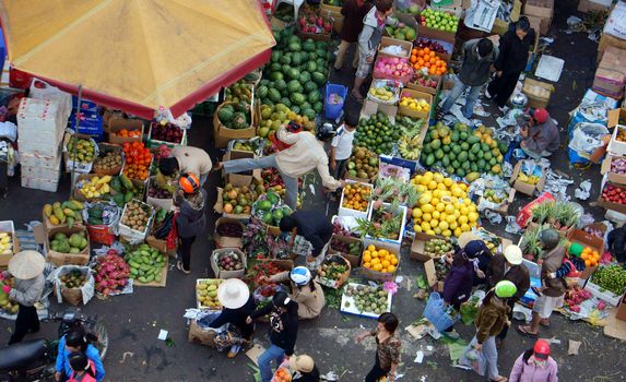 DA LAT, VIET NAM- FEBRUARY 8: People sell and buy fruits at farmers market in  Dalat, Viet Nam- February 8, 2013