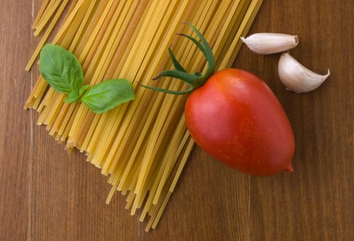 raw spaghetti with tomato a garlic and basil