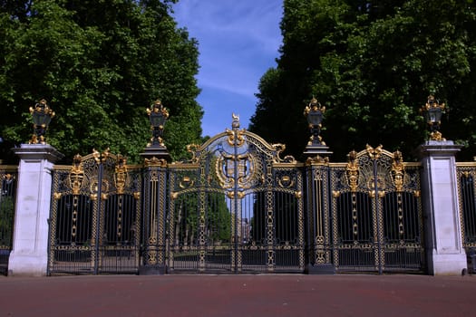 A large locked gate outside the Palace of Buckingham