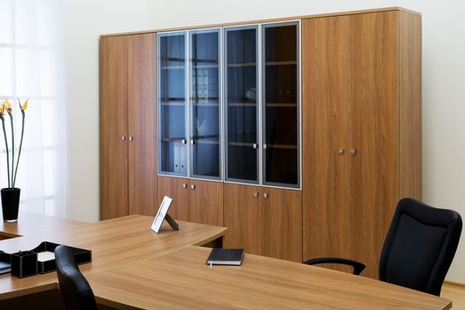 desk and leather chairs in a modern office