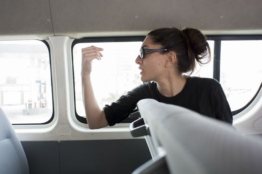 MATAM, SENEGAL-CIRCA novembre 2013: L'attrice Caterina Murino in una macchina per andare a fare una visita ai progetti idrici di AMREF in Matam.