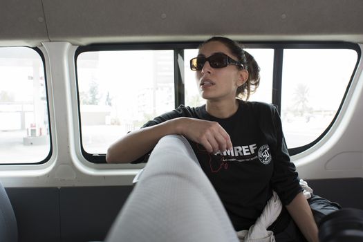 MATAM, SENEGAL-CIRCA novembre 2013: L'attrice Caterina Murino in una macchina per andare a fare una visita ai progetti idrici di AMREF in Matam.