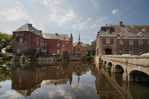 Wissen Castle is located in quiet parkland, close to the river Niers and is the perfect place to escape the hustle bustle of everyday life. Soak up the historical atmosphere of the castle in one of the suites and take breakfast in the former mill. The architecture of the castle embraces a number of styles from medieval to Renaissance to neo-Gothic.