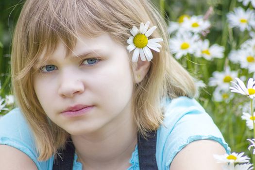 little girl with daisy in her hair