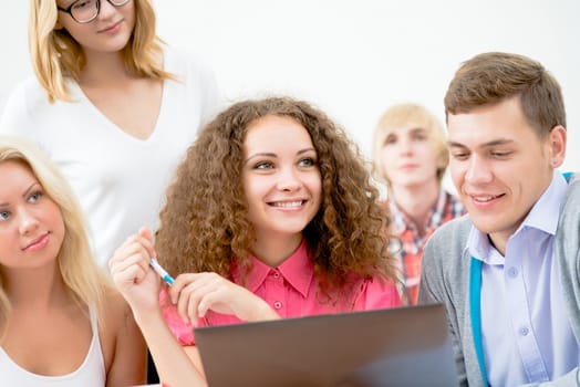 students together to discuss the lecture, come together, looking at laptop monitor