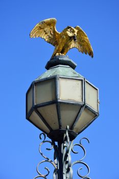 Statue of owl on lamop