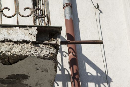 Corrosion of reinforced concrete as a result of repeated cycles of freezing.