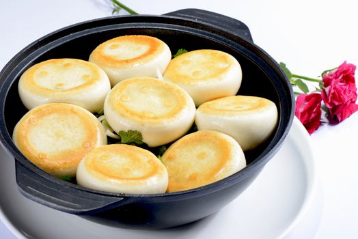 Chinese Food:Toasted Dumplings in a black pot decorated with roses