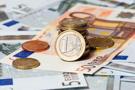 The European currency: banknotes of five euros and coins