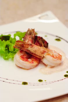 Green salad with shrimps