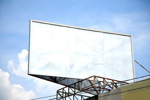 Banner in white. The latter is a clear, slightly cloudy.
