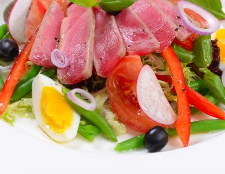 Nicoise with fresh tuna and vegetables macro