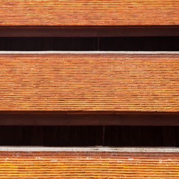 Temple roof is formed to place the tiles horizontally.