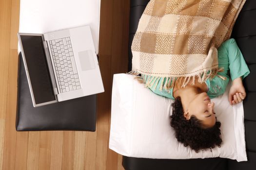 A young, brazilian woman surfing on the Internet with a Laptop.  
