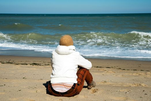 girl ashore Black epidemic deathes looks at wave