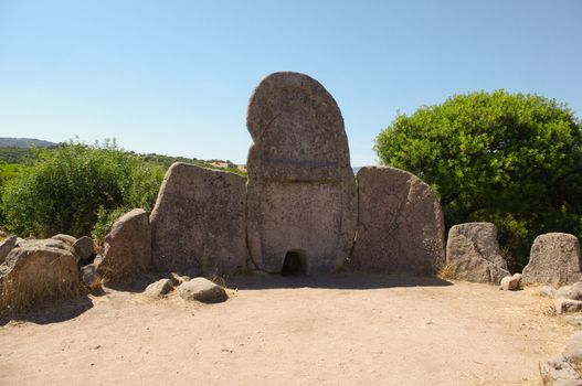 The tombs of the giants (tumbas de sos gigantes in the Sardinian language) are funerary monuments consist of collective burials belonging to the age nuragica and present throughout the island. They are building a rectangular apse, built by the large stone monoliths stuck in the ground.