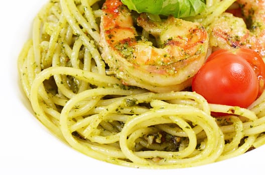 Spaghetti with sauce pesto and shrimps macro