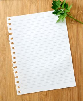 O sheet of papel on a wooden board