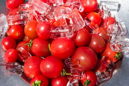 Queen tomatoes with ice 