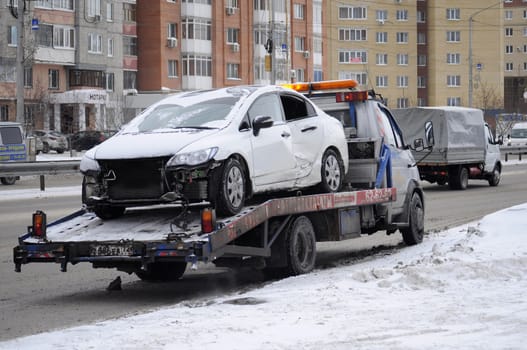 Evacuation of the beaten car on the wrecker