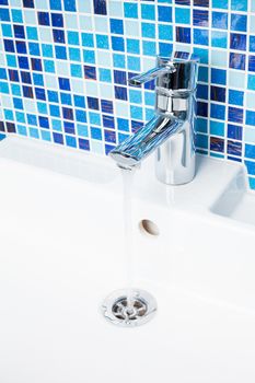 Single handle double-spout bathroom sink tap with running water