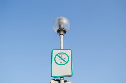 warning information street sign the ban on littering the streets with lithuanian inscription on the street lamp